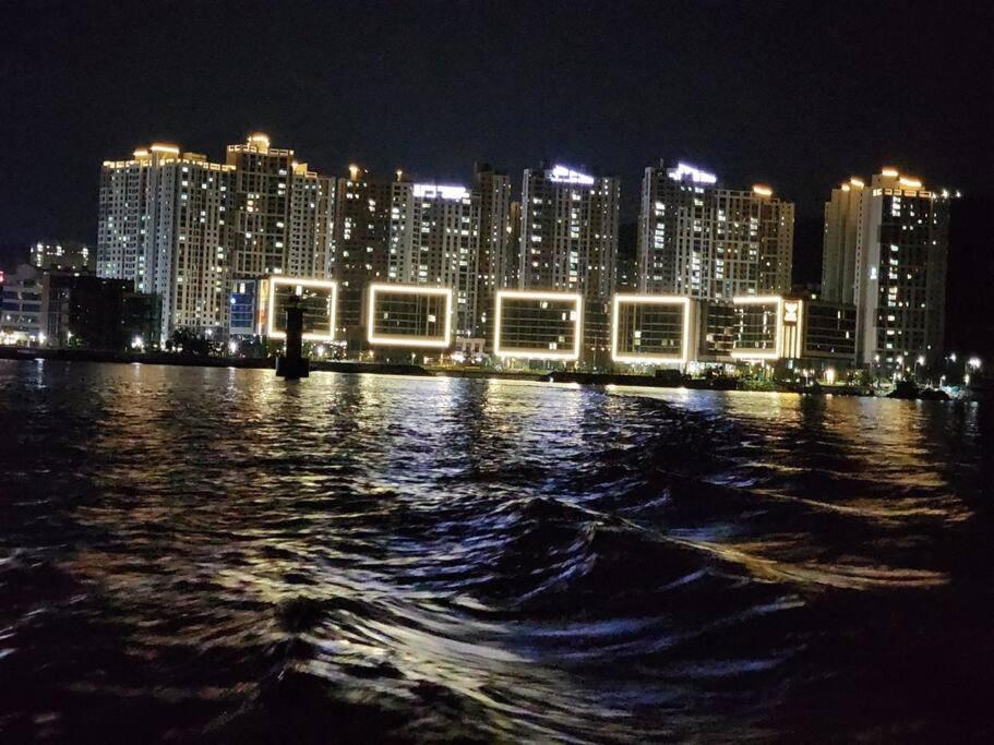 The Castle Ocean Marina Double Suite Йосу Екстериор снимка